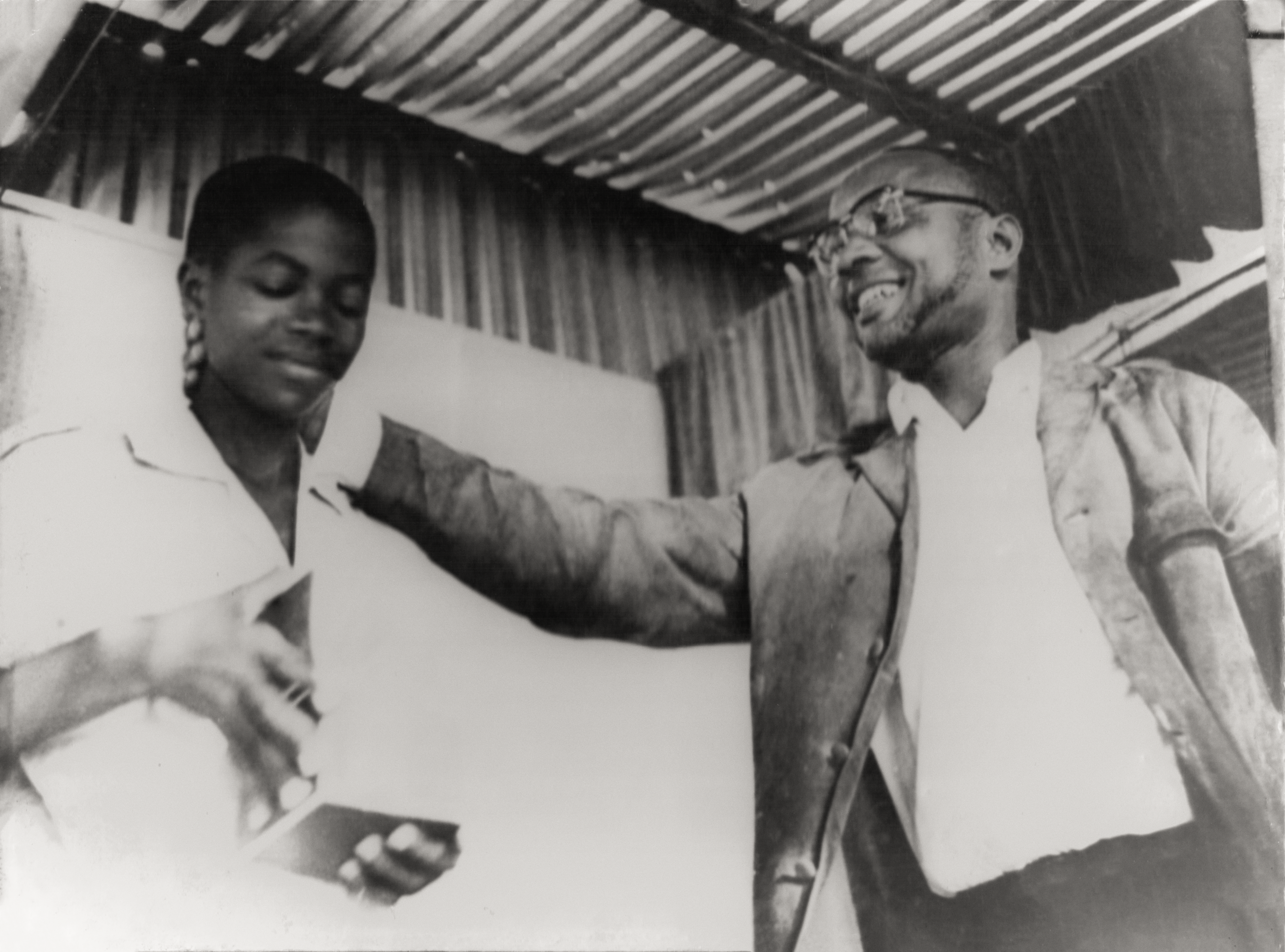 Amilcar Cabral Entregando uma Prenda a um Jovem na Escola piloto com Albino N´deke