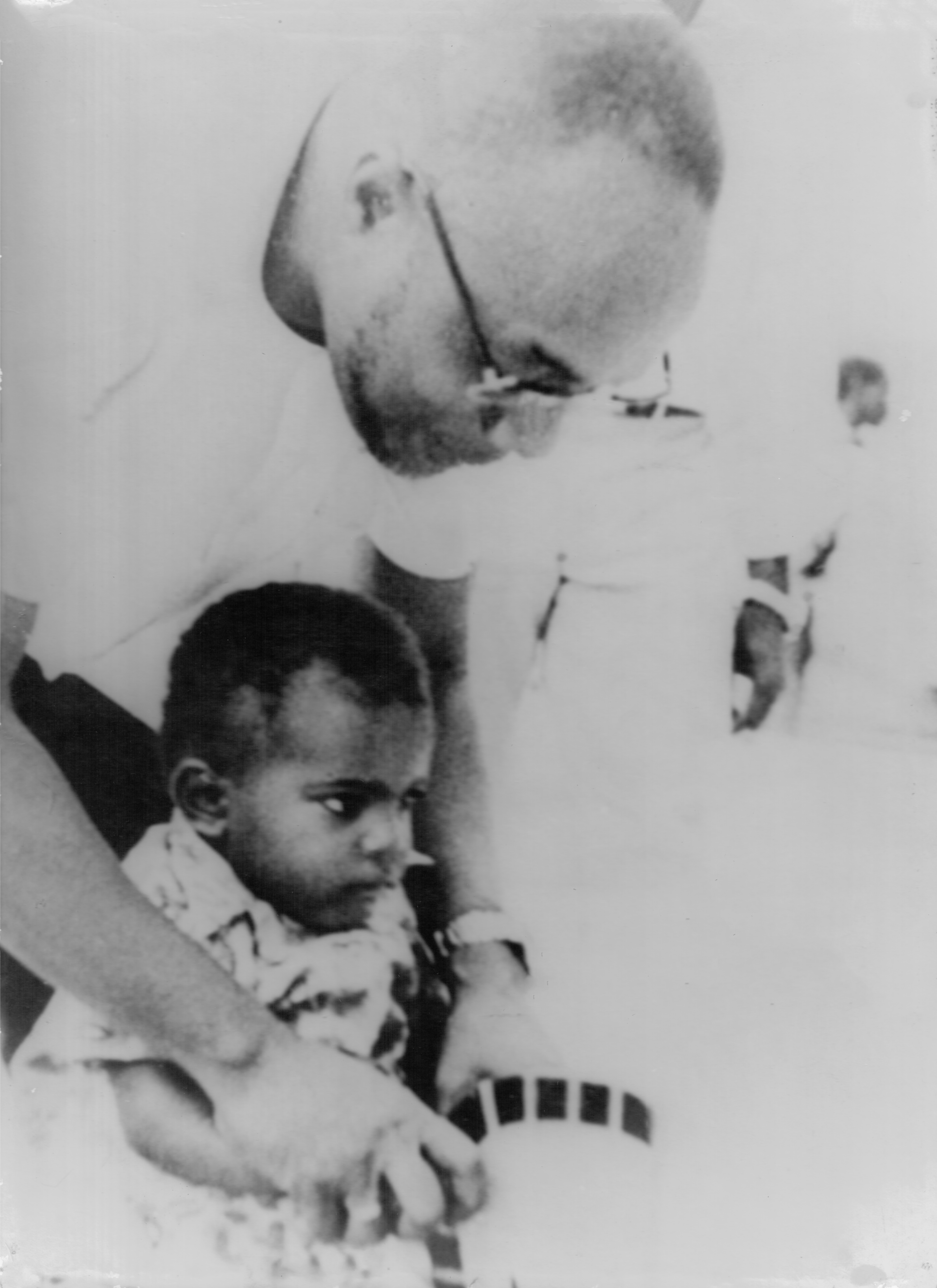 Amilcar Cabral com o Mikinhas, Filho de Maria das Dores Silveira na Festa de Distribuição de Brinquedos para Crianças no fim do Ano