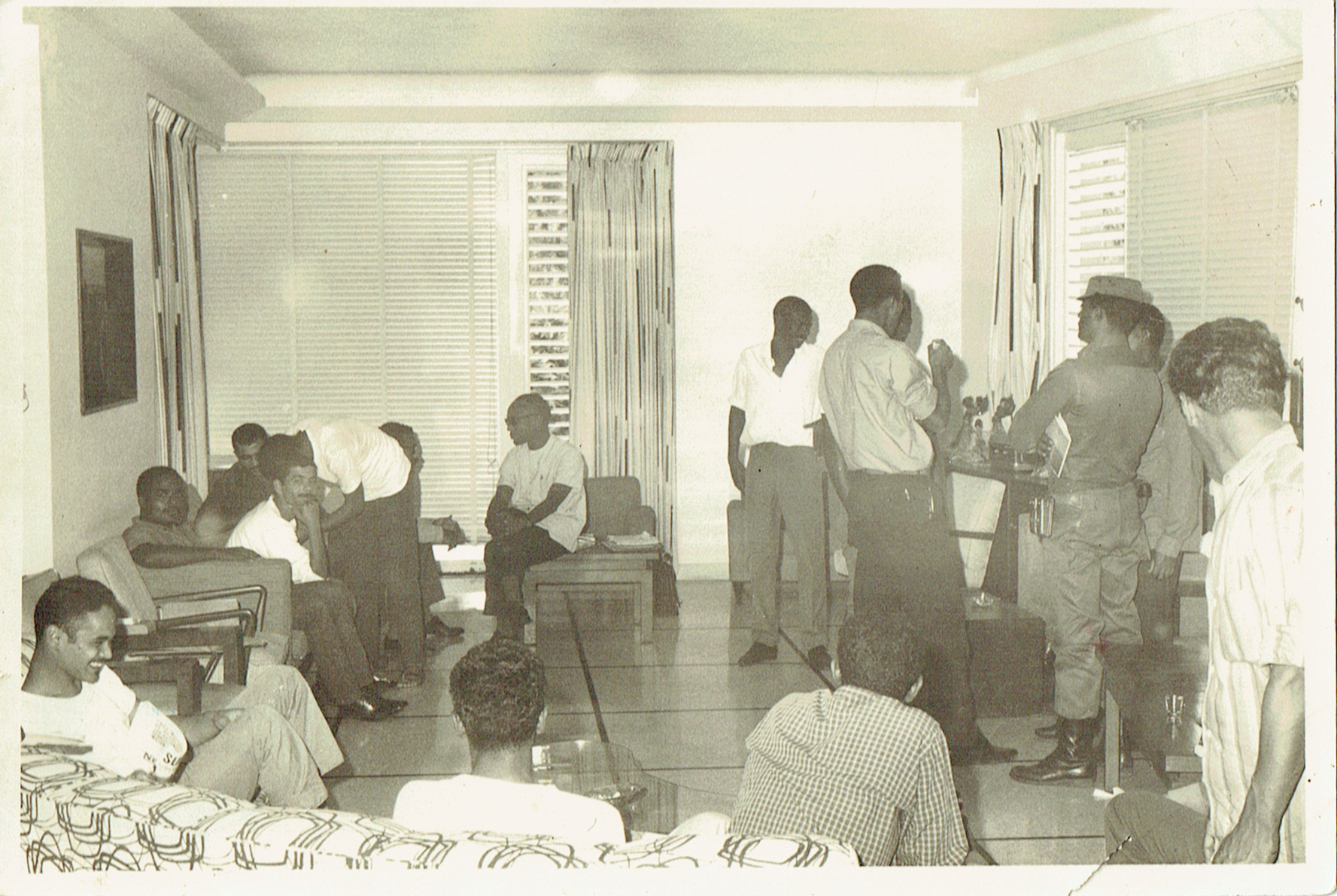 Amilcar Cabral com um Grupo de Combatentes CaboVerdeanos Estagiando em Cuba