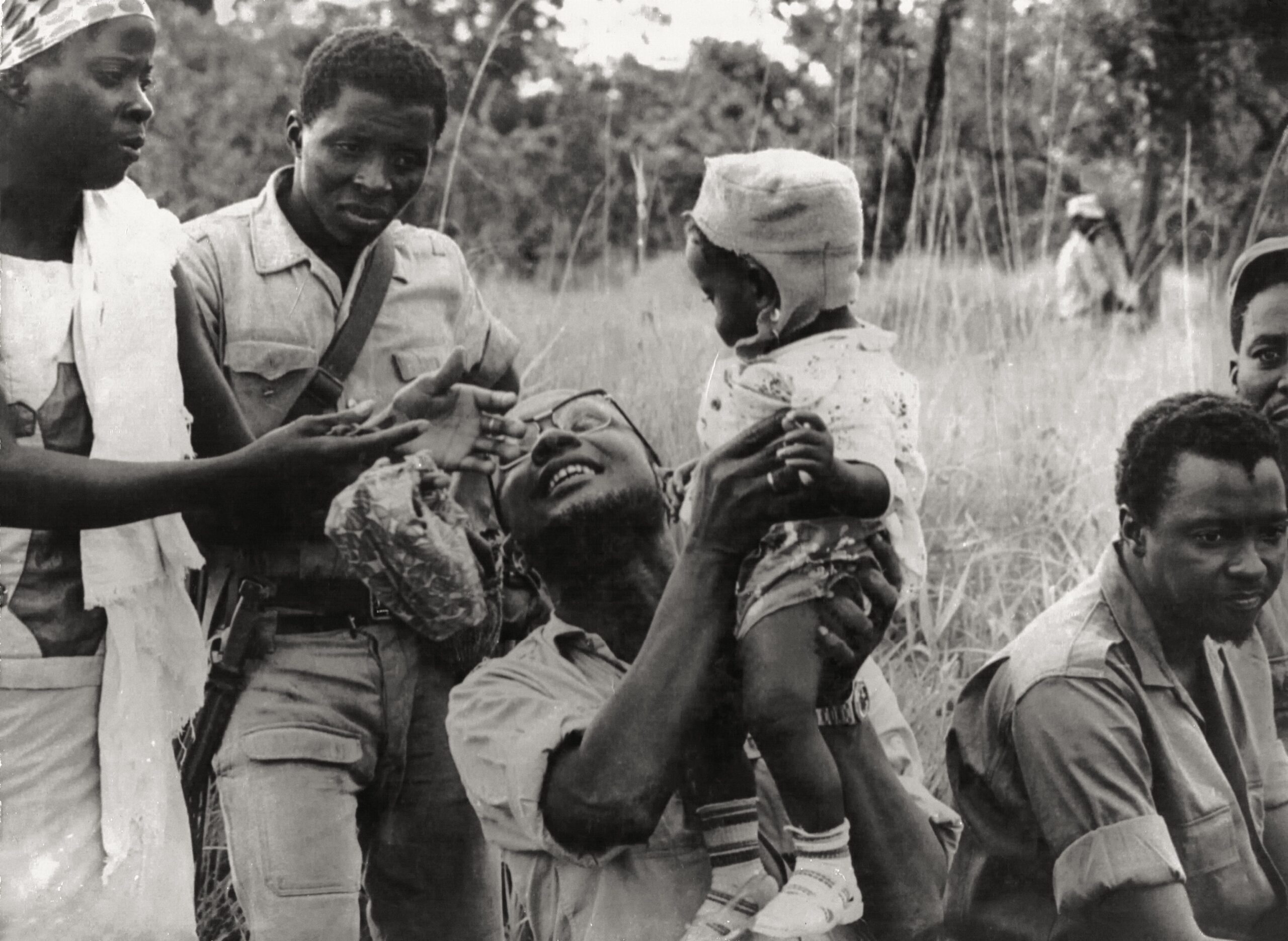 Amílcar Cabral com uma Criança-Ao lado Osvaldo Vieira e Constantino Teixeira