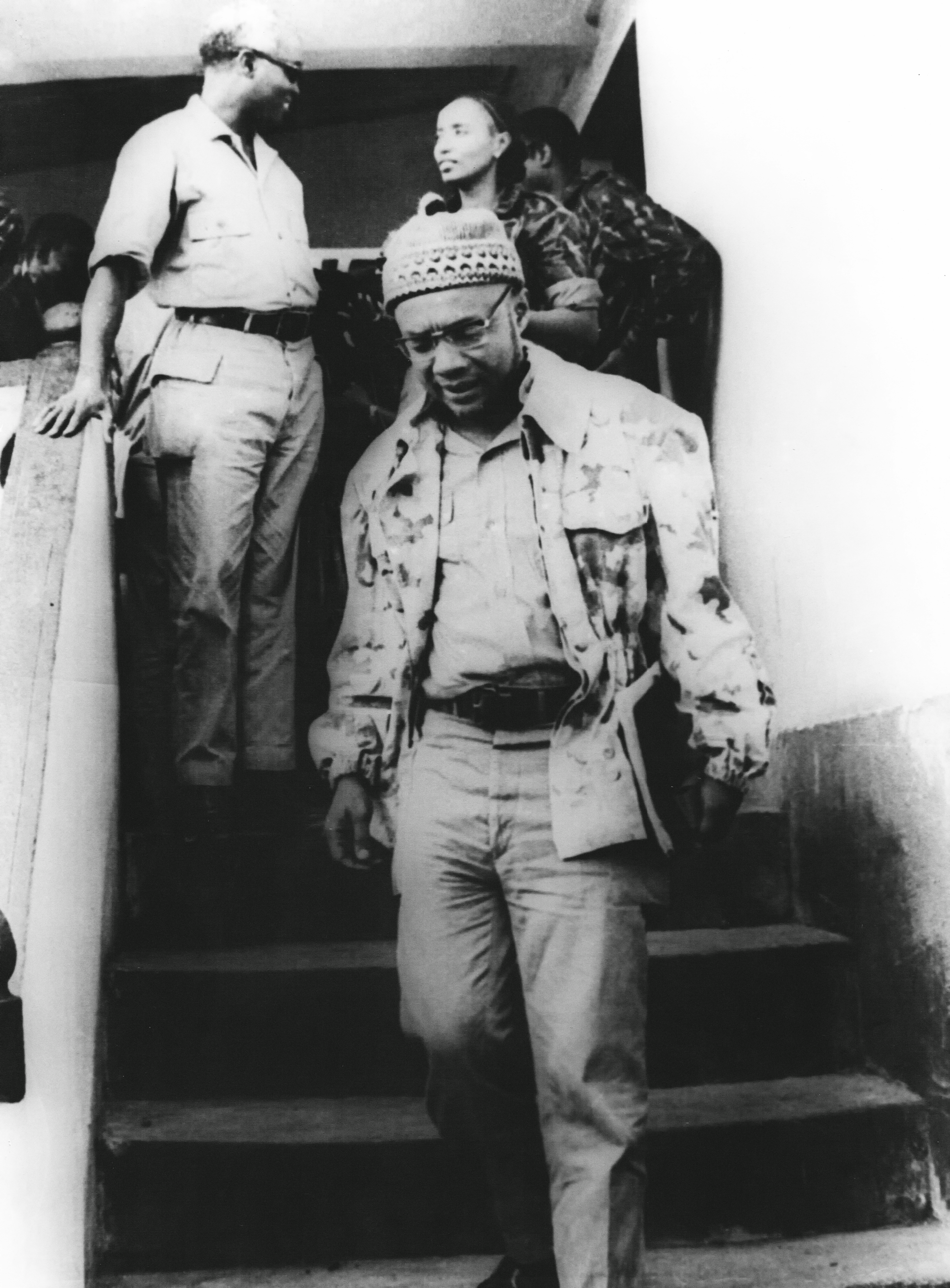 Amilcar Cabral em Boké-Atras vê-se Aristides Pereira e Carmen Pereira-1971