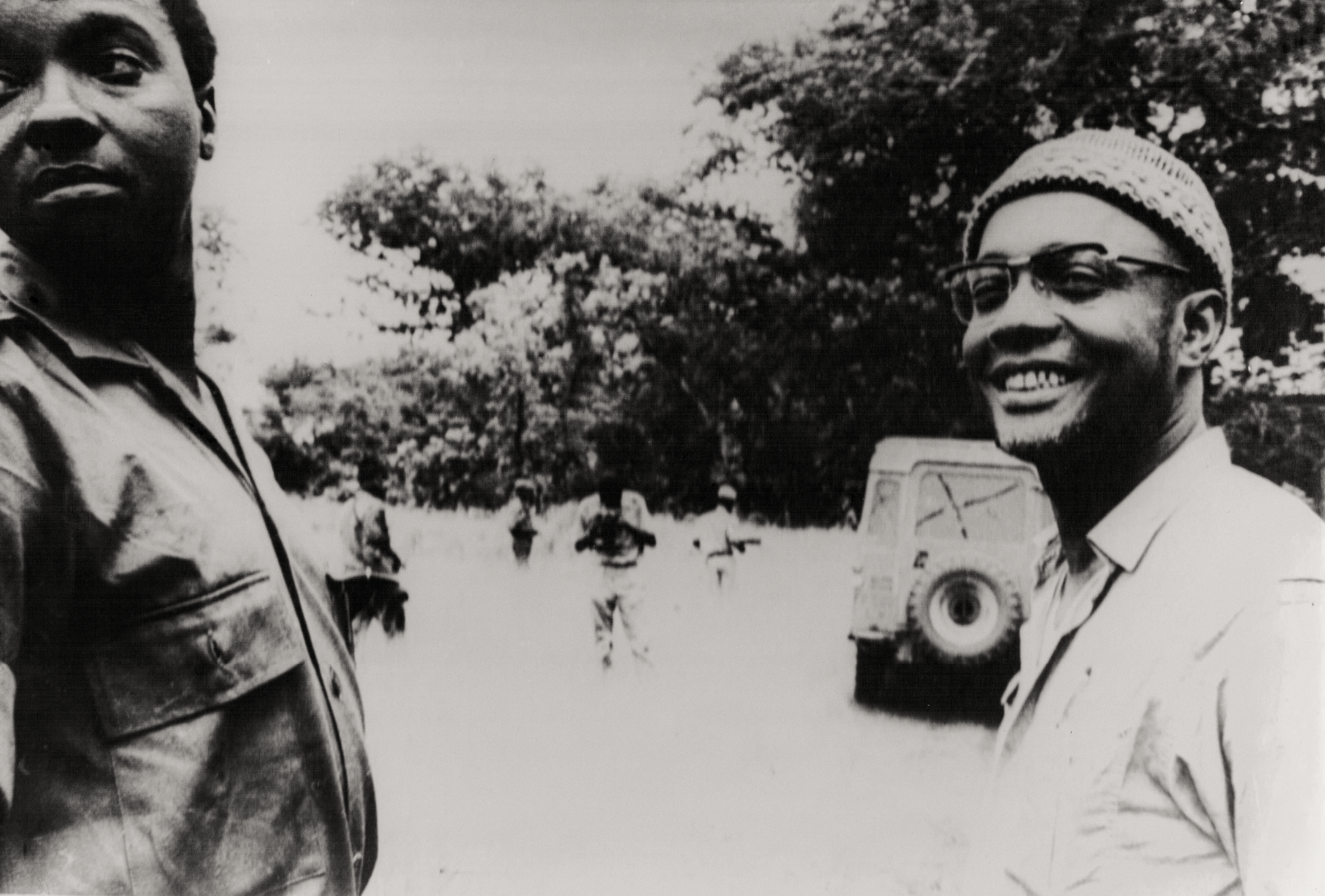 Amilcar Cabral no interior da Guiné Bissau, vendo-se ao lado Osvaldo Vieira-1968