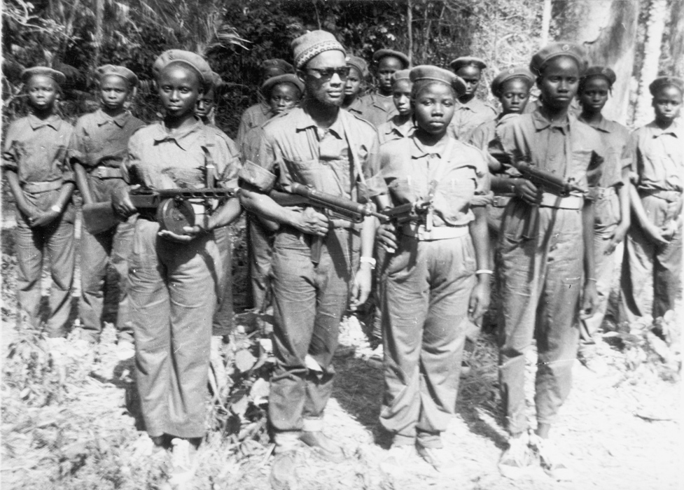 Cabral e grupo de milicianas
