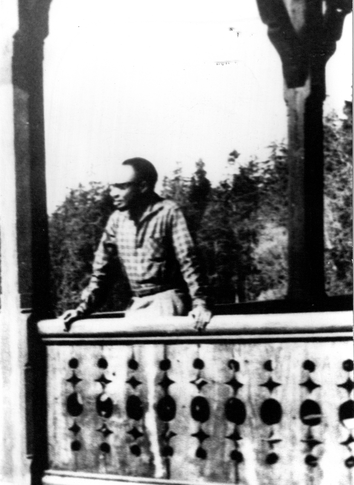 Cabral em visita a casa do Pai Juvenal em Achada Falcão-Santa Catarina 1949