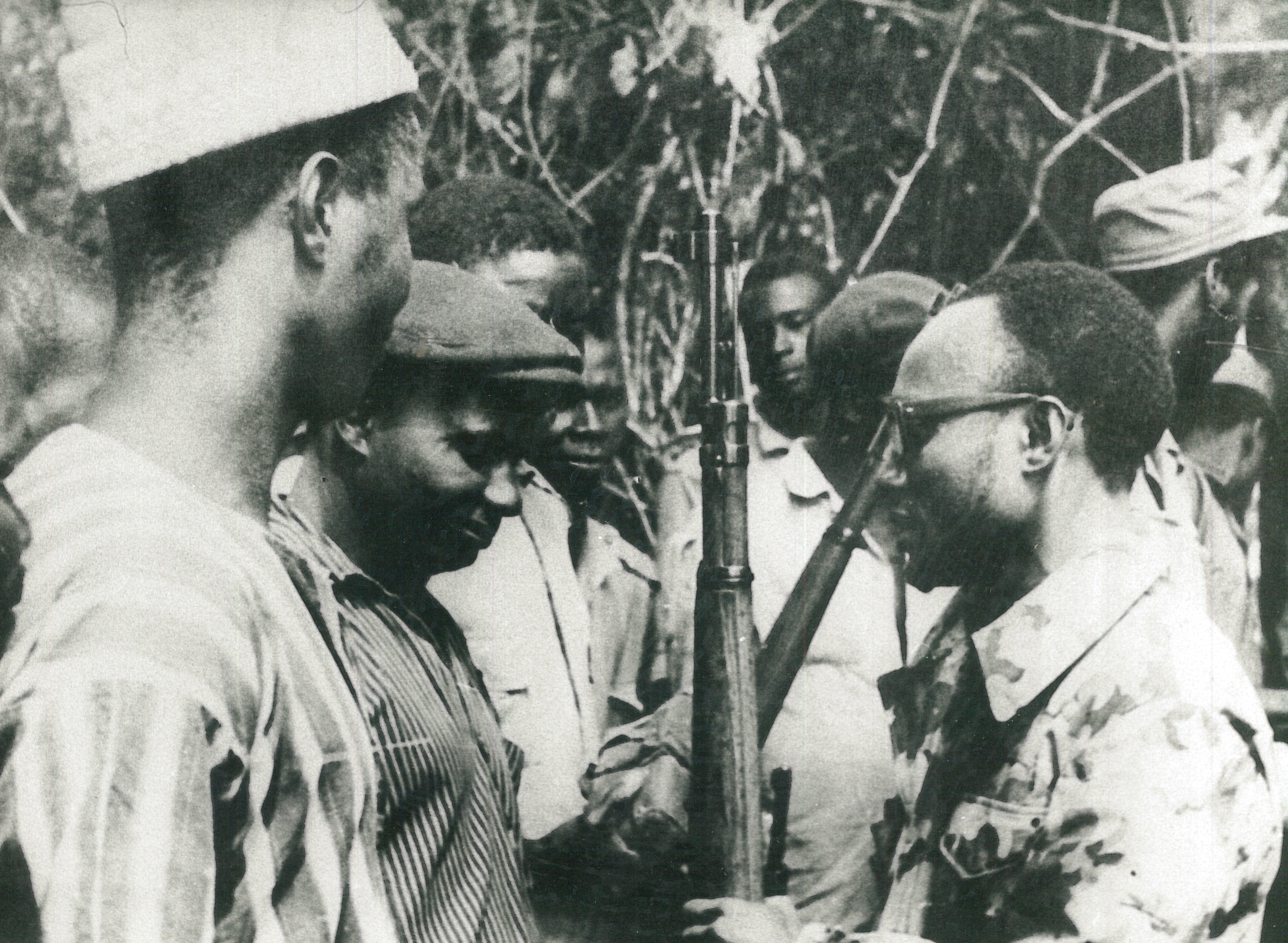 Cabral entrega uma arma a um elemento da milicia pupolar numa região libertada