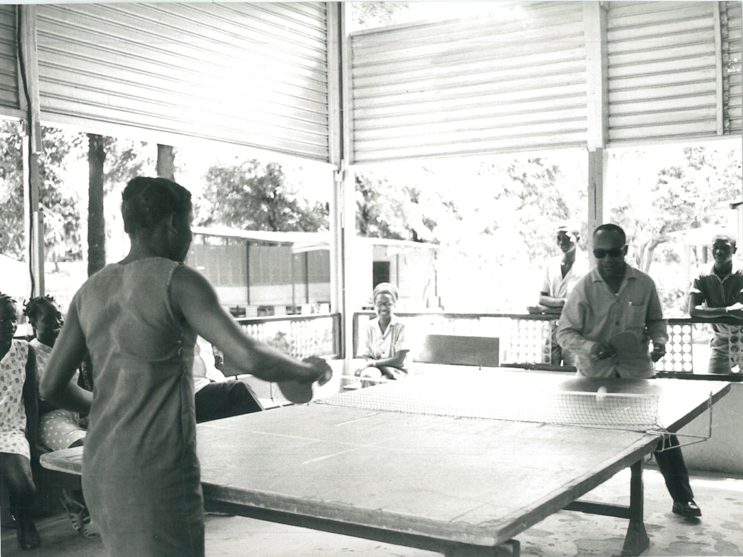 Cabral joga ping pong numa das escolas do PAIGC