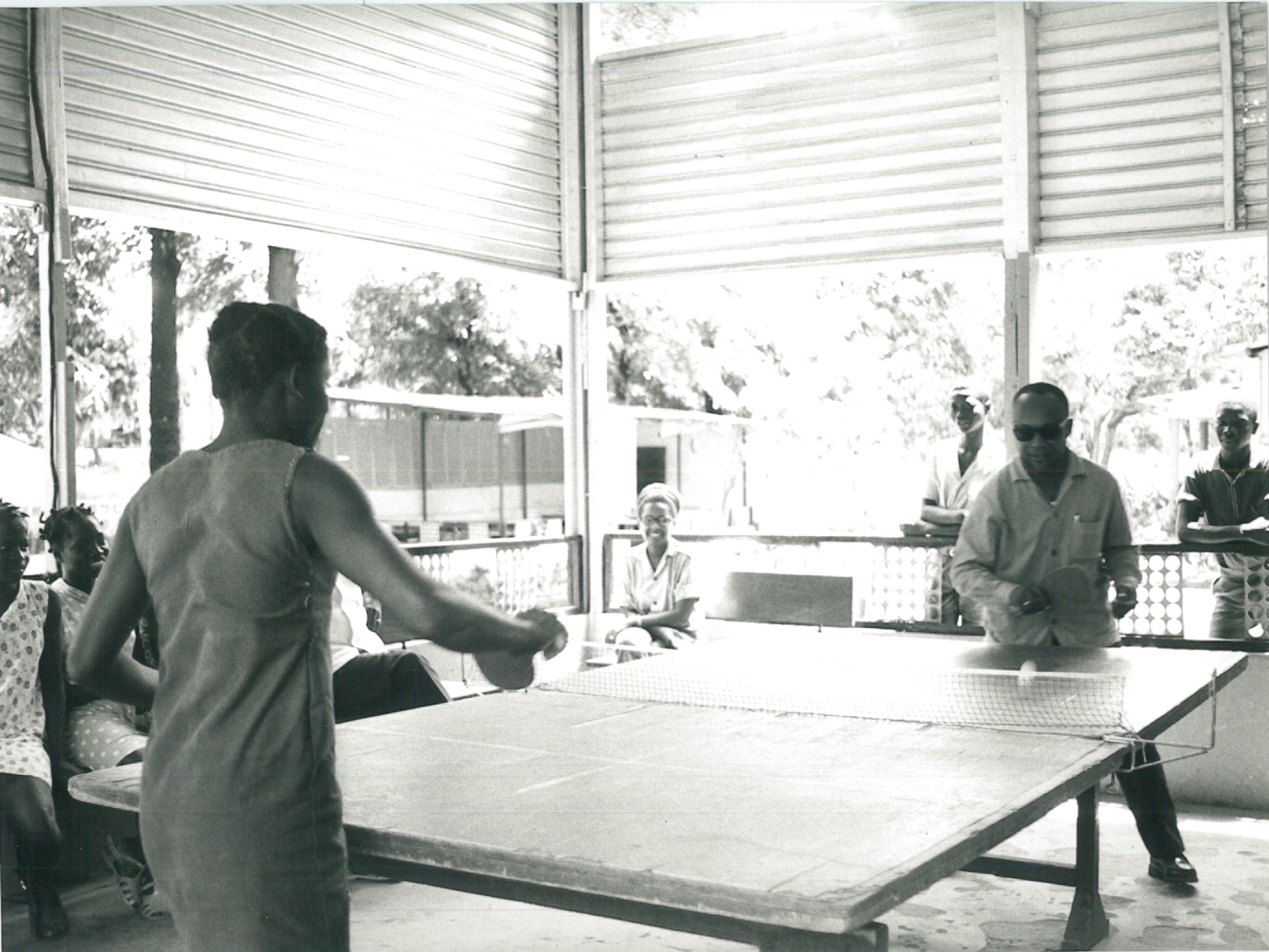 Cabral joga ping pong numa das escolas do PAIGC
