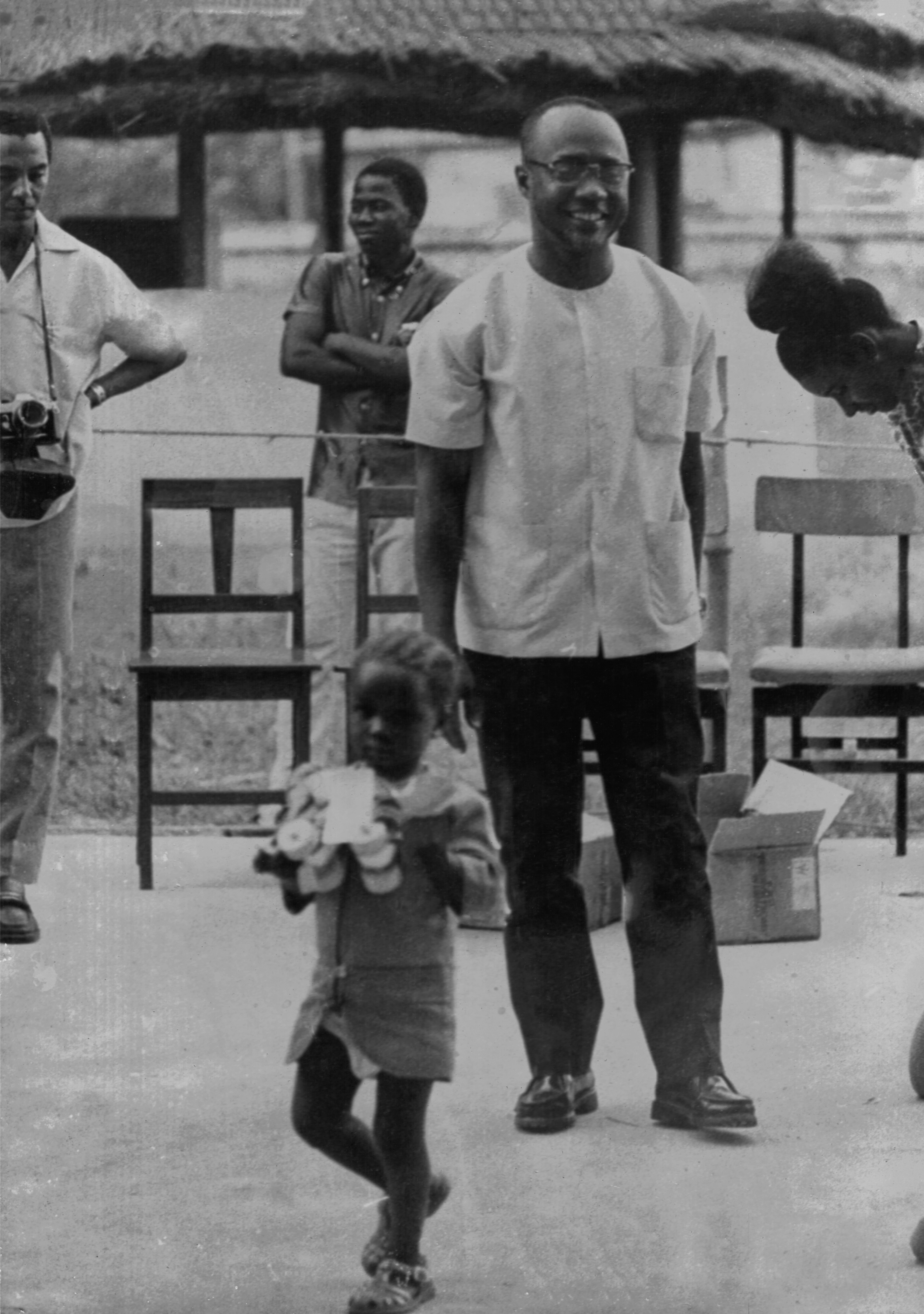 Cabral no Jardim de Infância do PAIGC-Conakry 1971 (Maria das Dores Silveira e Manuel Boal)
