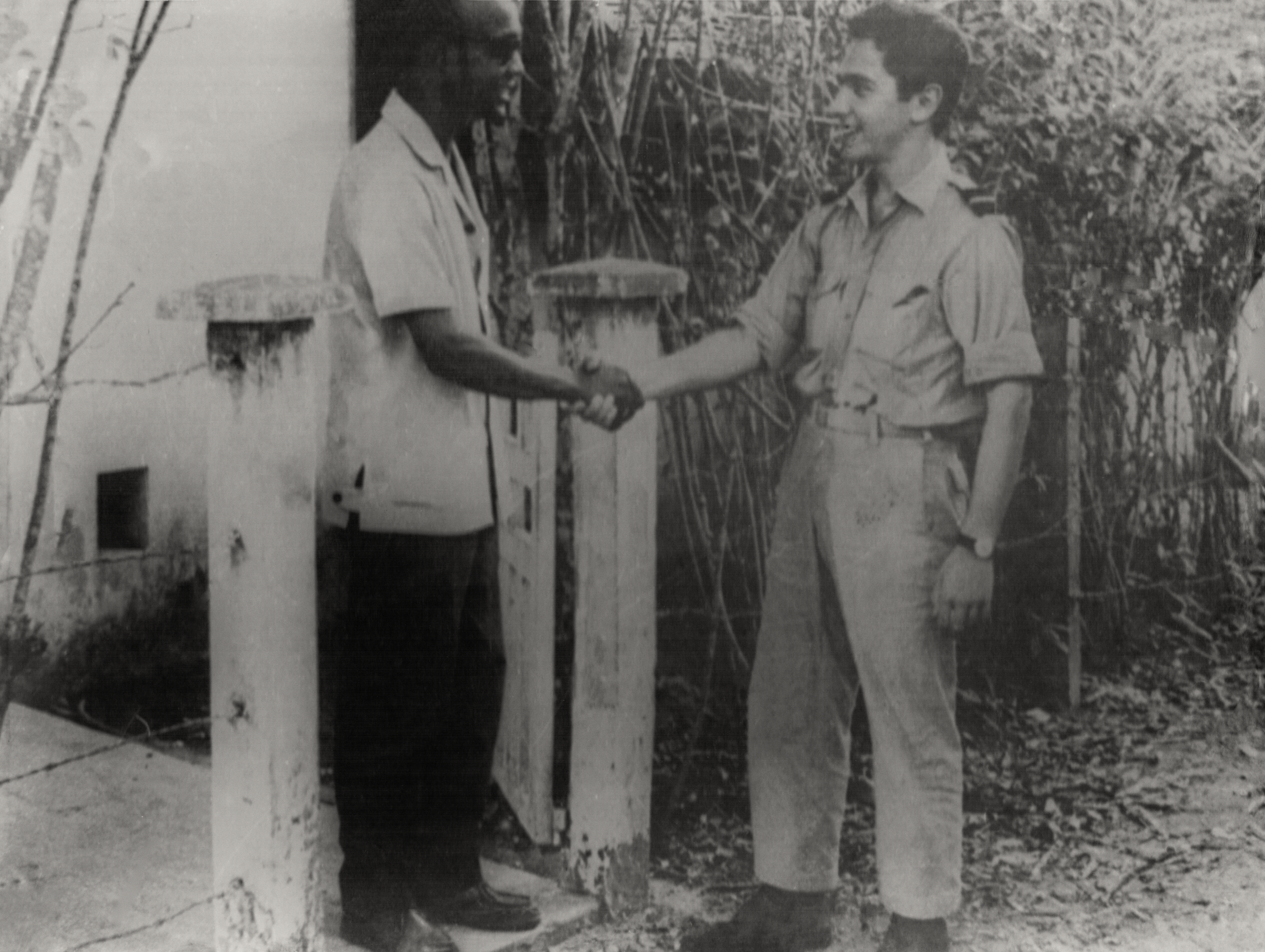 Cabral recebendo um desertor Português do exercito colonial