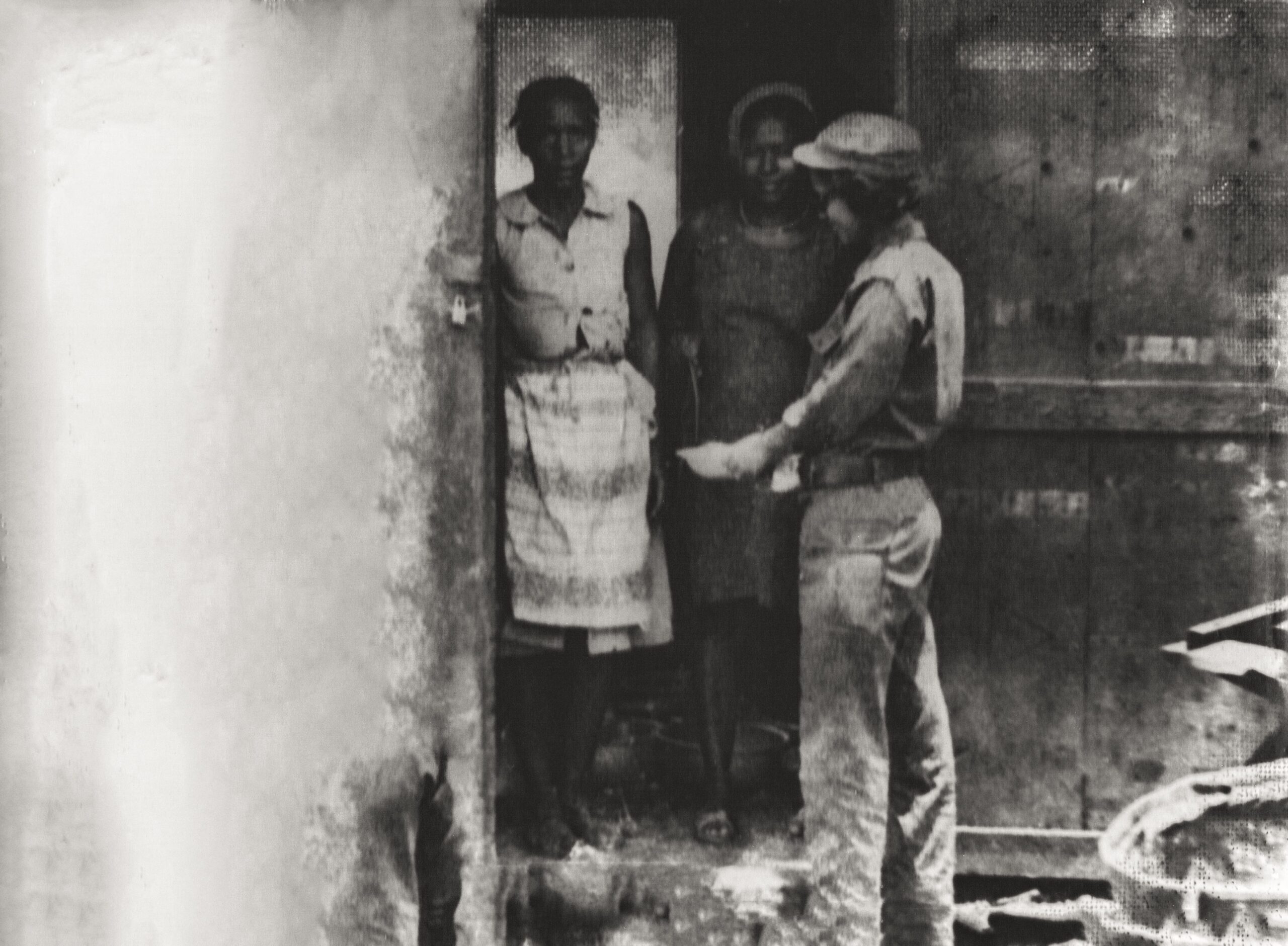 Elisabeth Reis junto à cantina de Boké-1969