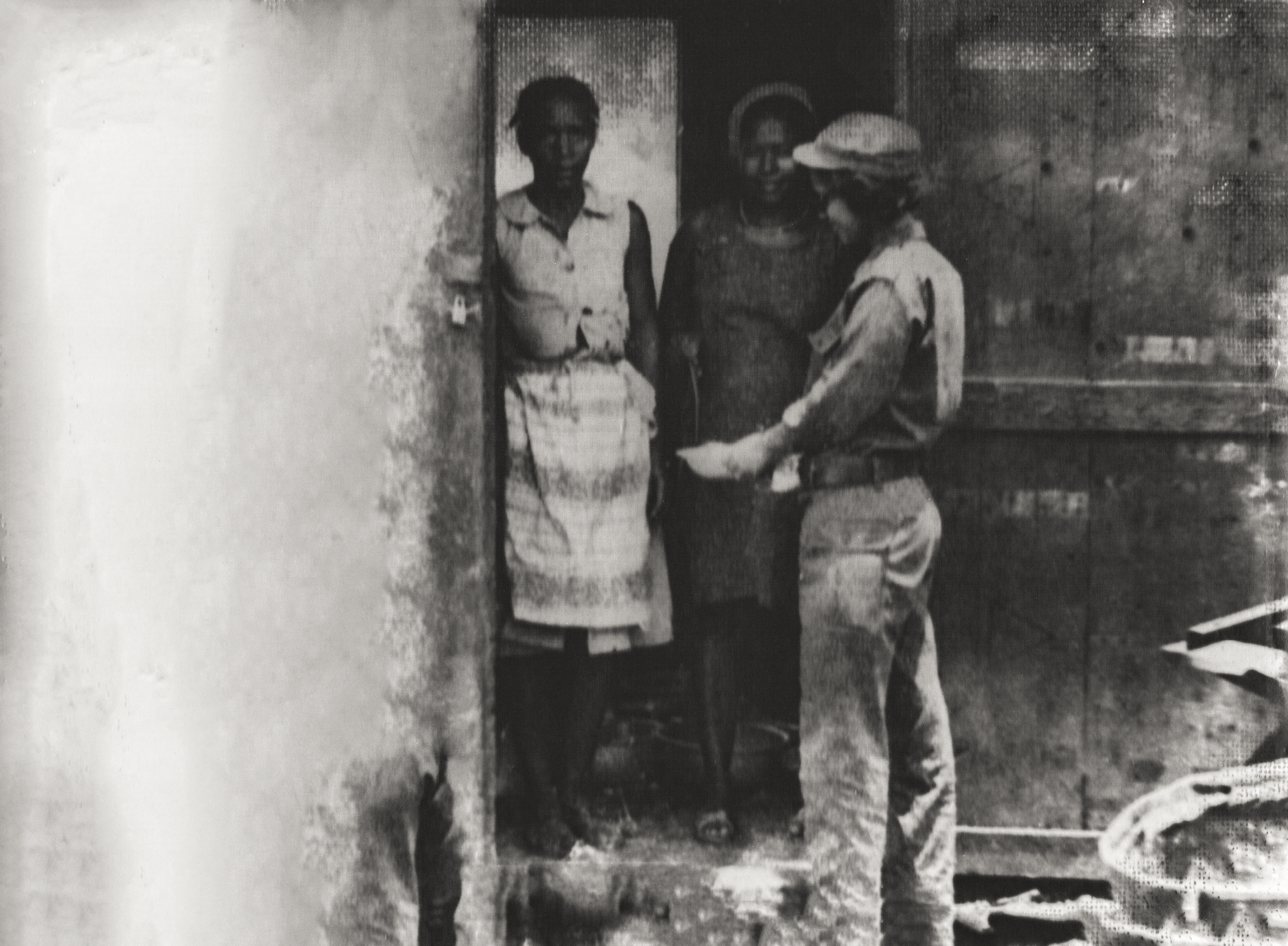 Elisabeth Reis junto à cantina de Boké-1969