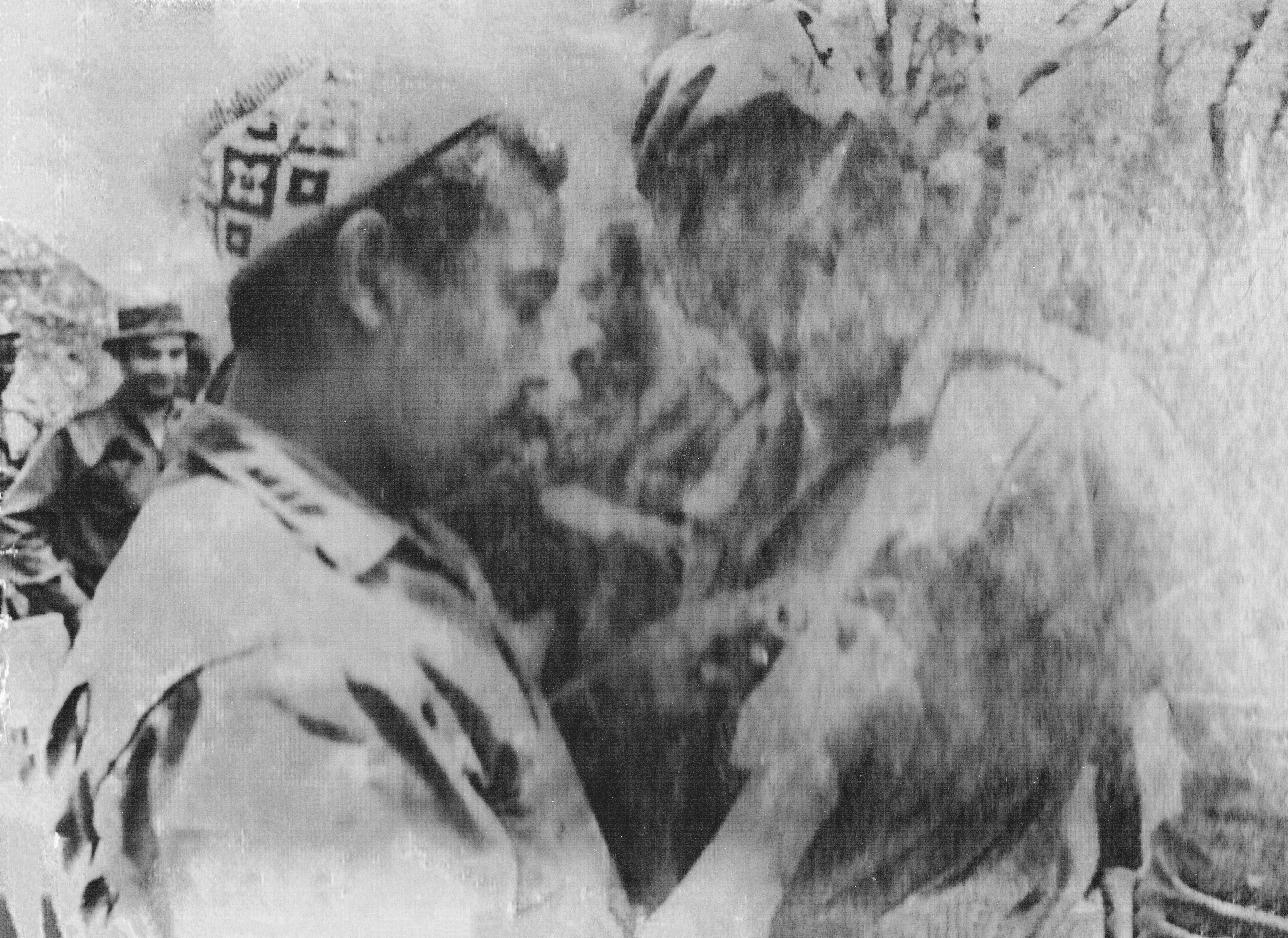 Pedro Pires a condecorar um dos menbros da Delegação das Nações Unidas que visitou a Guiné Bissau-1972