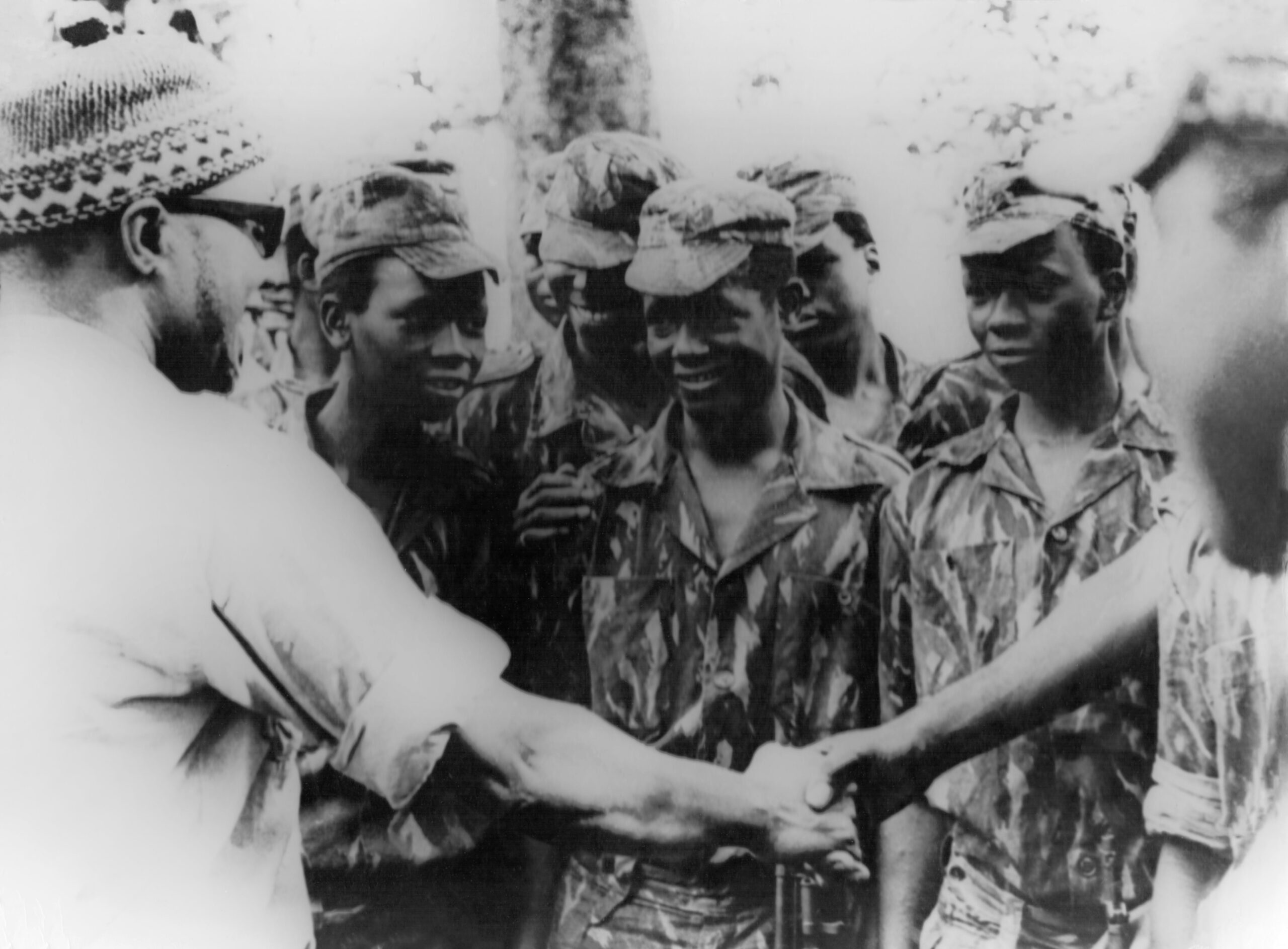 Amilcar Cabral cumprimentando um grupo de combatentes na zona libertada