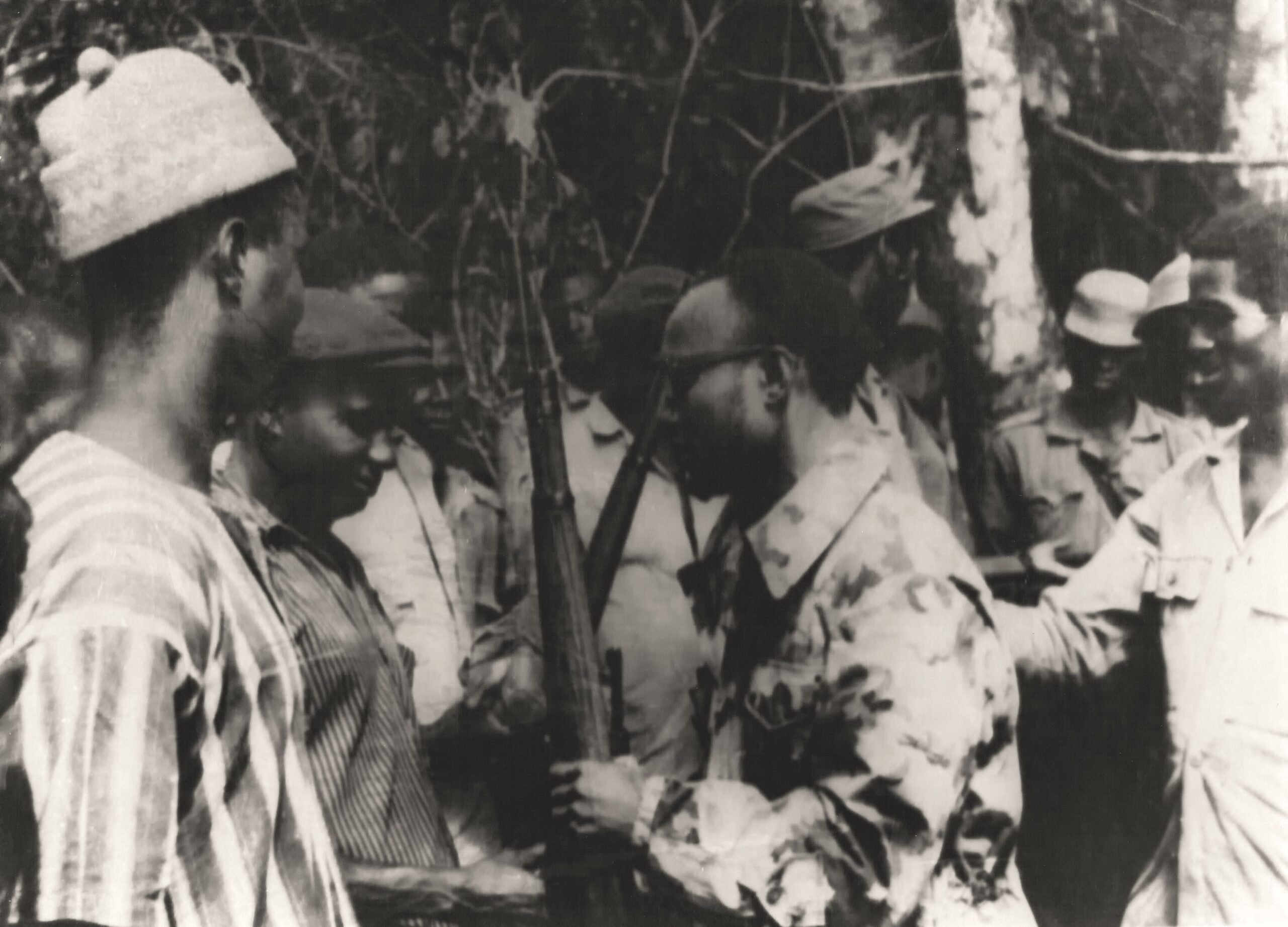 Amílcar Cabral no interior da Guiné distribuindo armas a combatentes