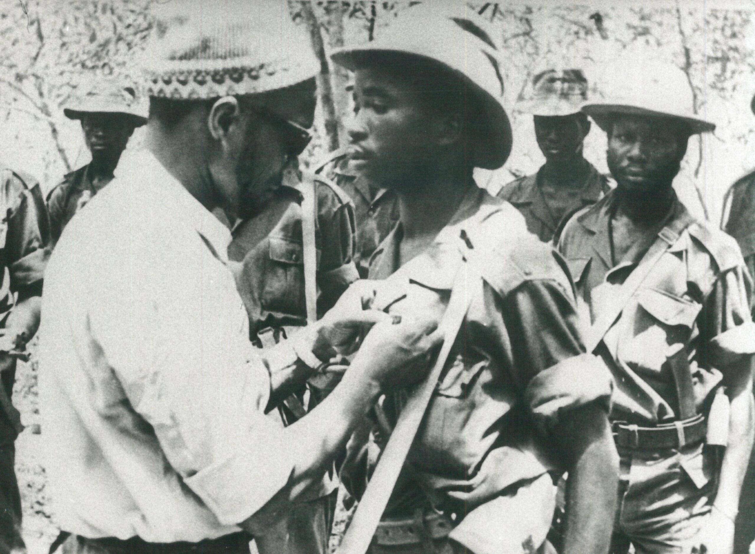 Cabral atribui uma distinção a um guerrilheiro