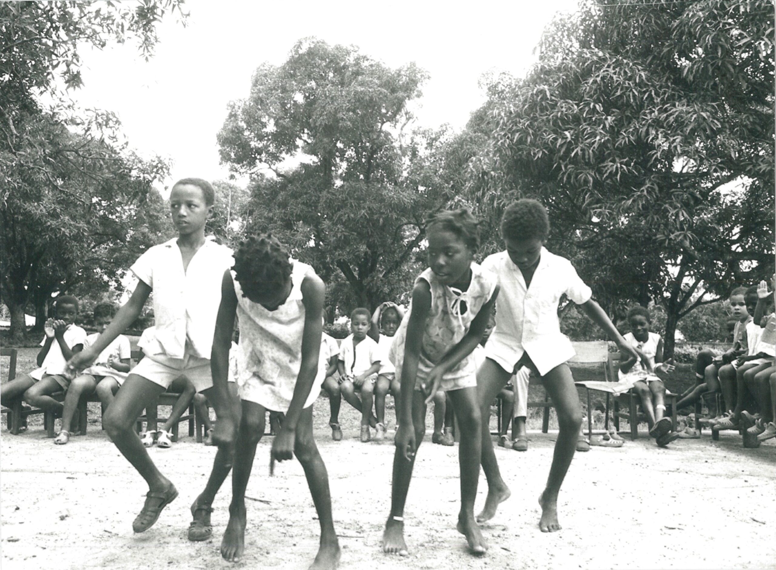 aula de dança numa das escolas do PAIGC